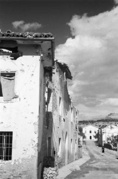 Italia Dopoguerra. Marzabotto - Il paese devastato, edifici semidistrutti e crivellati di colpi