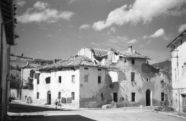 Italia Dopoguerra. Marzabotto - Il paese devastato, edifici semidistrutti e crivellati di colpi