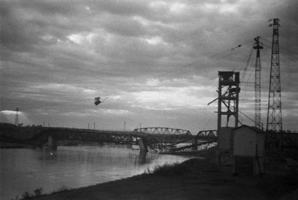 Italia Dopoguerra. Piacenza - Il ponte sul fiume Po distrutto dai bombardamenti