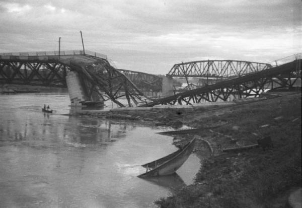 Italia Dopoguerra. Piacenza - Il ponte sul fiume Po distrutto dai bombardamenti