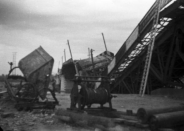 Italia Dopoguerra. Piacenza - Il ponte sul fiume Po distrutto dai bombardamenti