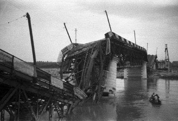 Italia Dopoguerra. Piacenza - Il ponte sul fiume Po distrutto dai bombardamenti