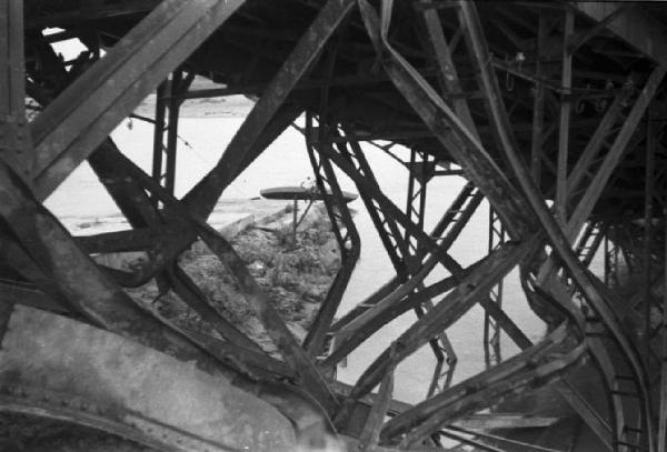 Italia Dopoguerra. Piacenza - Il ponte sul fiume Po distrutto dai bombardamenti