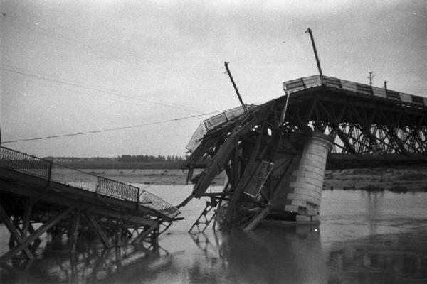 Italia Dopoguerra. Piacenza - Il ponte sul fiume Po distrutto dai bombardamenti