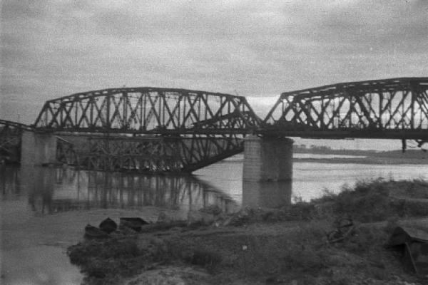 Italia Dopoguerra. Piacenza - Il ponte sul fiume Po distrutto dai bombardamenti