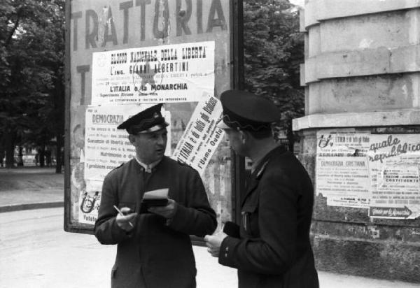 Referendum 1946 Repubblica o Monarchia. Milano - Manifesti elettorali monarchici e repubblicani - Uomini in divisa