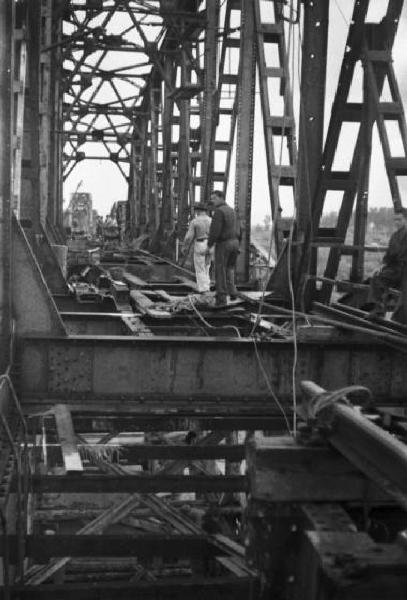 Italia Dopoguerra. Piacenza - Il ponte sul fiume Po distrutto dai bombardamenti, lavori di ricostruzione