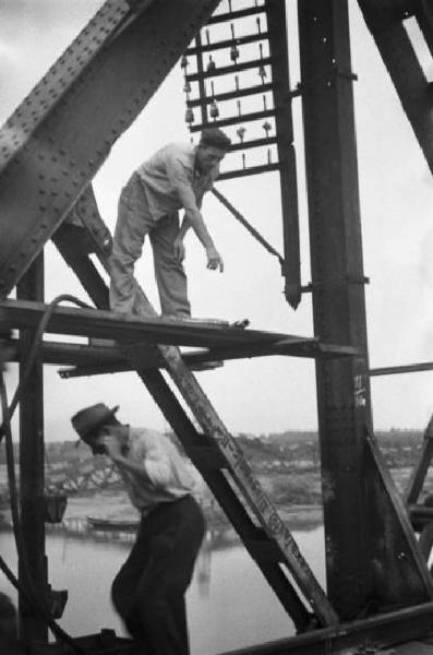 Italia Dopoguerra. Piacenza - Il ponte sul fiume Po distrutto dai bombardamenti, lavori di ricostruzione