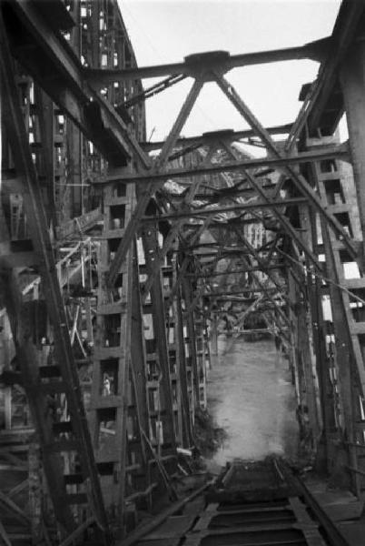 Italia Dopoguerra. Piacenza - Il ponte sul fiume Po distrutto dai bombardamenti, lavori di ricostruzione