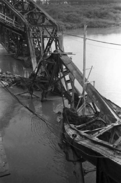 Italia Dopoguerra. Piacenza - Il ponte sul fiume Po distrutto dai bombardamenti