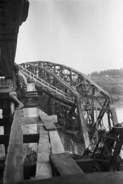 Italia Dopoguerra. Piacenza - Il ponte sul fiume Po distrutto dai bombardamenti