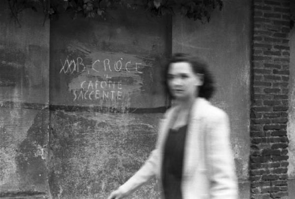 Referendum 1946 Repubblica o Monarchia. Milano - Passante sul marciapiede - Scritta a gesso su muro: "B.CROCE IL CAFONE SACCENTE"