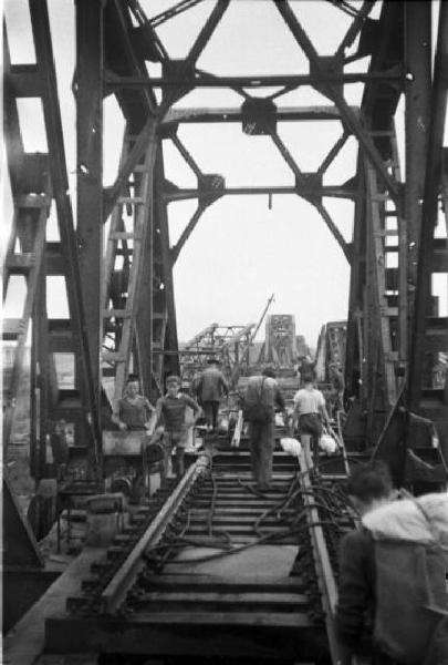 Italia Dopoguerra. Piacenza - Il ponte sul fiume Po distrutto dai bombardamenti, lavori di ricostruzione