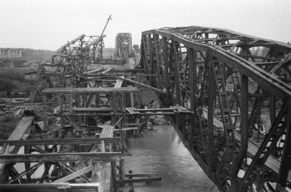Italia Dopoguerra. Piacenza - Il ponte sul fiume Po distrutto dai bombardamenti, lavori di ricostruzione