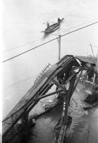 Italia Dopoguerra. Piacenza - Il ponte sul fiume Po distrutto dai bombardamenti