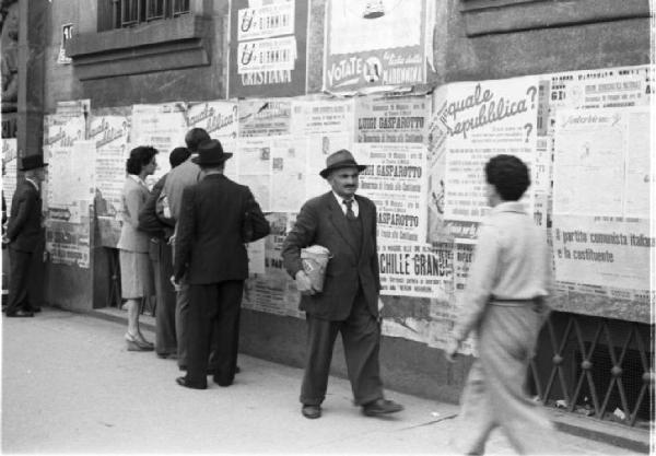 Referendum 1946 Repubblica o Monarchia. Milano - Piazza Missori - Manifesti elettorali monarchici e repubblicani - Passanti
