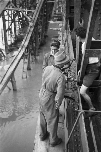 Italia Dopoguerra. Piacenza - Il ponte sul fiume Po distrutto dai bombardamenti, lavori di ricostruzione