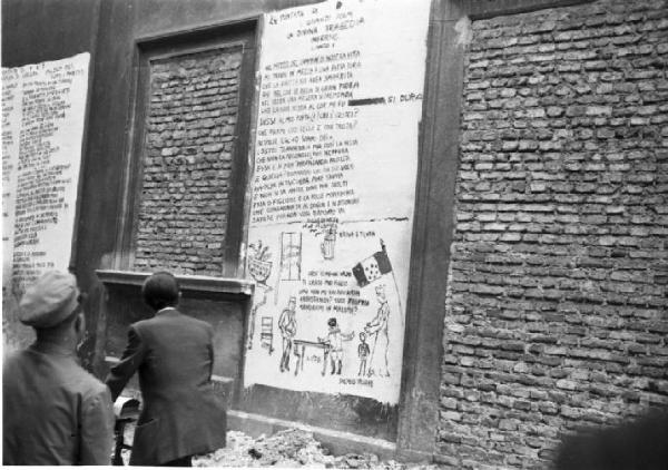Referendum 1946 Repubblica o Monarchia. Milano - Zona Brera - Disegni murali di satira politica - Passanti