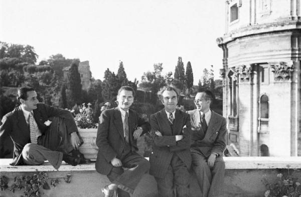 Città del Vaticano. Foto di gruppo su un muretto, tra cui Federico Patellani