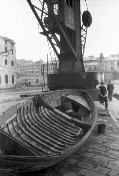 Italia Dopoguerra. Genova - Zona del porto - In primo piano una barca in secca