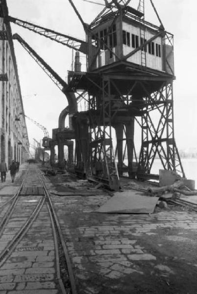 Italia Dopoguerra. Genova - Porto di Genova - gru in primo piano