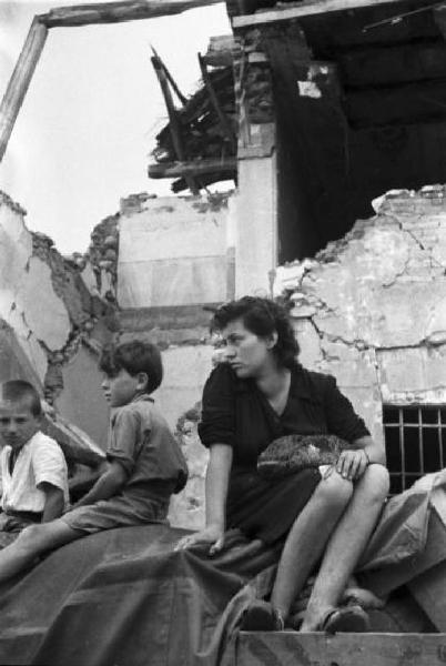 Italia Dopoguerra. Marzabotto - Il paese devastato, gli abitanti tra le macerie