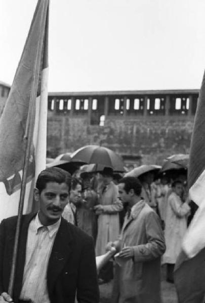 Referendum 1946 Repubblica o Monarchia. Milano - Piazza del Cannone - Manifestazione monarchica - Uomo con bandiera monarchica