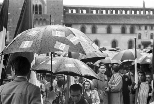 Referendum 1946 Repubblica o Monarchia. Milano - Piazza del Cannone - Folla ad una Manifestazione monarchica - Ombrelli con adesivi della bandiera monarchica