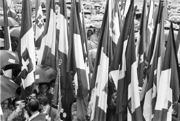 Referendum 1946 Repubblica o Monarchia. Milano - Piazza del Cannone - Manifestazione monarchica - Folla con bandiere monarchiche