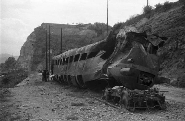 Italia Dopoguerra. Marzabotto - Un treno distrutto