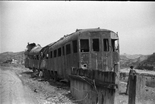 Italia Dopoguerra. Marzabotto - Un vagone ferroviario distrutto dai bombardamenti