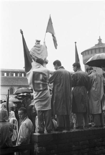 Referendum 1946 Repubblica o Monarchia. Milano - Piazza del Cannone - Manifestazione monarchica - Folla con bandiere monarchiche - Bandiera su statua