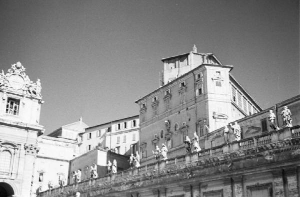 Roma. Piazza S. Pietro. Scorcio dal basso della sommità del colonnato del Bernini e di uno spigolo della facciata