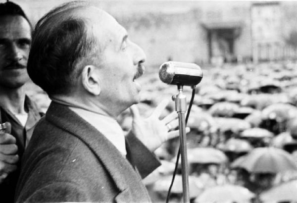 Referendum 1946 Repubblica o Monarchia. Milano - Piazza del Cannone - Manifestazione monarchica - Rappresentante politico parla allla folla da un microfono sul palco