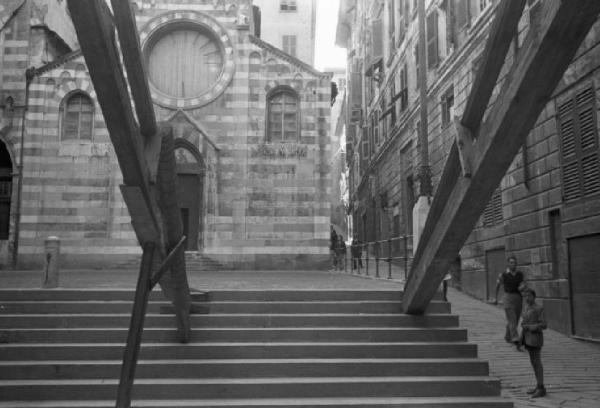 Italia Dopoguerra. Genova - Piazza San Matteo - scalinata - sagrato - la facciata della chiesa