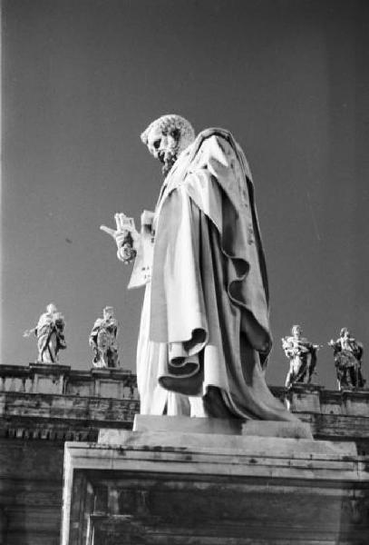 Roma. Piazza S. Pietro. Una delle statue che coronano sulla sommità il colonnato del Bernini