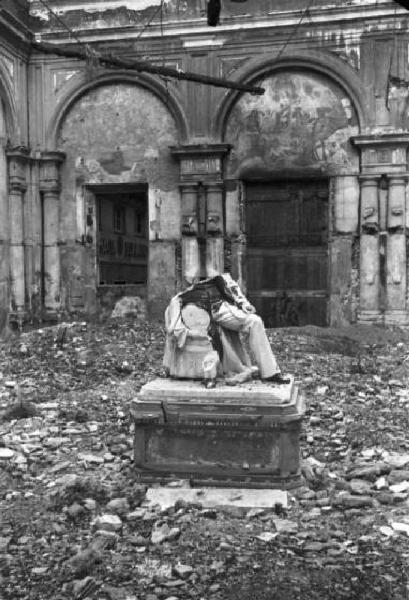 Italia Dopoguerra. Genova - Corte interna di un palazzo quasi completamente distrutto dai bombardamenti - Al centro una statua decapitata