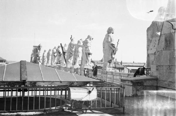 Roma. Piazza S. Pietro. Copertura del colonnato del Bernini, con infilata di statue lungo la balaustra che ne corona la sommità