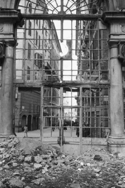 Italia Dopoguerra. Genova - Ingresso di un palazzo quasi completamente distrutto dai bombardamenti