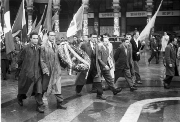 Referendum 1946 Repubblica o Monarchia. Milano - Piazza del Duomo - Manifestazione monarchica - Corteo sfila con bandiere e corona di fiori