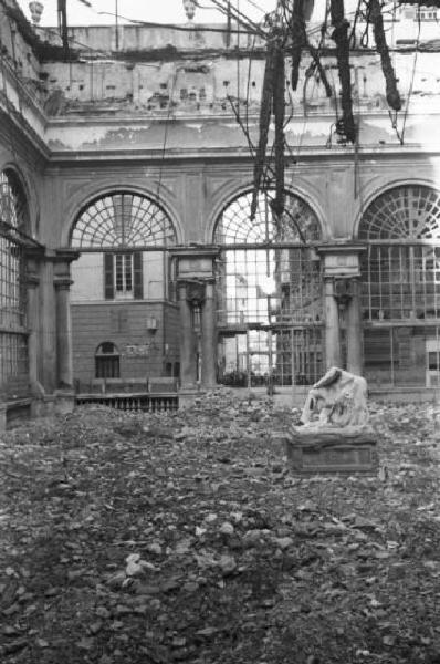 Italia Dopoguerra. Genova - Cortile di un palazzo quasi completamente distrutto dai bombardamenti