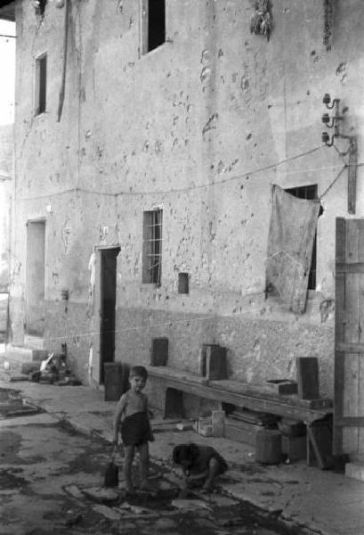 Italia Dopoguerra. Marzabotto - Bambini giocano in strada