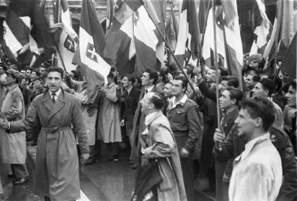 Referendum 1946 Repubblica o Monarchia. Milano - Piazza del Duomo - Manifestazione monarchica - Comizio - Folla con bandiere