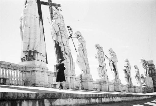 Roma. Piazza S. Pietro. Una donna si avvicina alla balaustra che corona sulla sommità il colonnato del Bernini