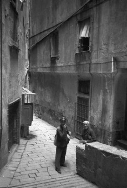 Italia Dopoguerra. Genova - Caruggio - persone