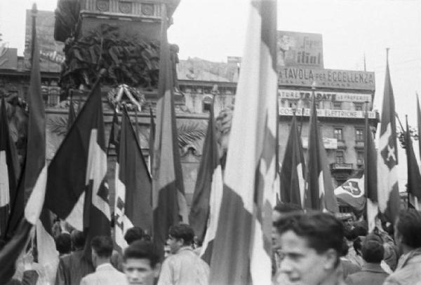 Referendum 1946 Repubblica o Monarchia. Milano - Piazza del Duomo - Manifestazione monarchica - Folla con bandiere sotto il monumento equestre a Vittorio Emanuele II