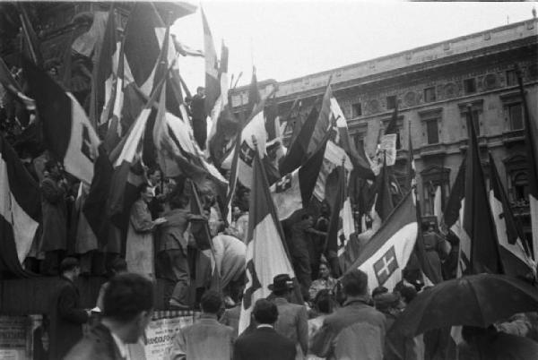 Referendum 1946 Repubblica o Monarchia. Milano - Piazza del Duomo - Manifestazione monarchica - Folla con bandiere arrampicata sul monumento equestre a Vittorio Emanuele II