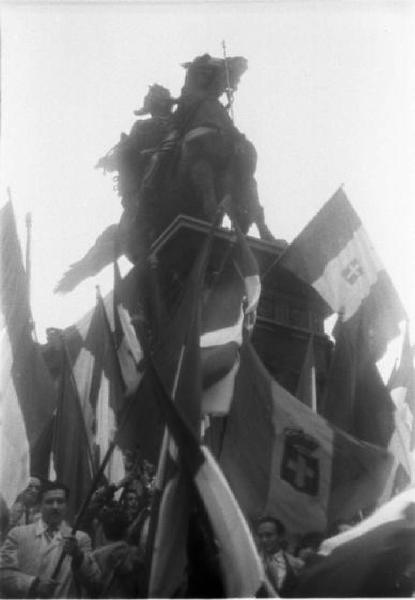 Referendum 1946 Repubblica o Monarchia. Milano - Piazza del Duomo - Manifestazione monarchica - Folla con bandiere arrampicata sul monumento equestre a Vittorio Emanuele II
