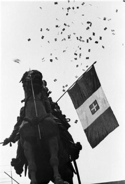 Referendum 1946 Repubblica o Monarchia. Milano - Piazza del Duomo - Manifestazione monarchica - Statua equestre a Vittorio Emanuele II - In cielo volantini con il tricolore monarchico
