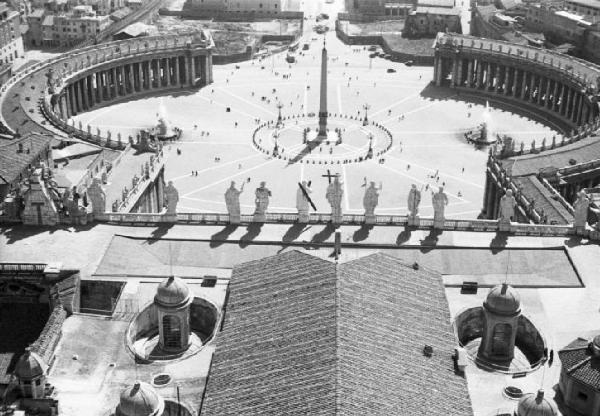 Roma. Piazza S. Pietro. Vista della piazza dall'alto della cupola